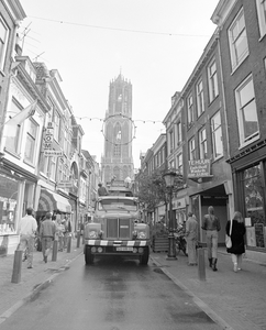 883697 Afbeelding van de optocht met historische autobussen en trams in de Zadelstraat te Utrecht ter gelegenheid van ...